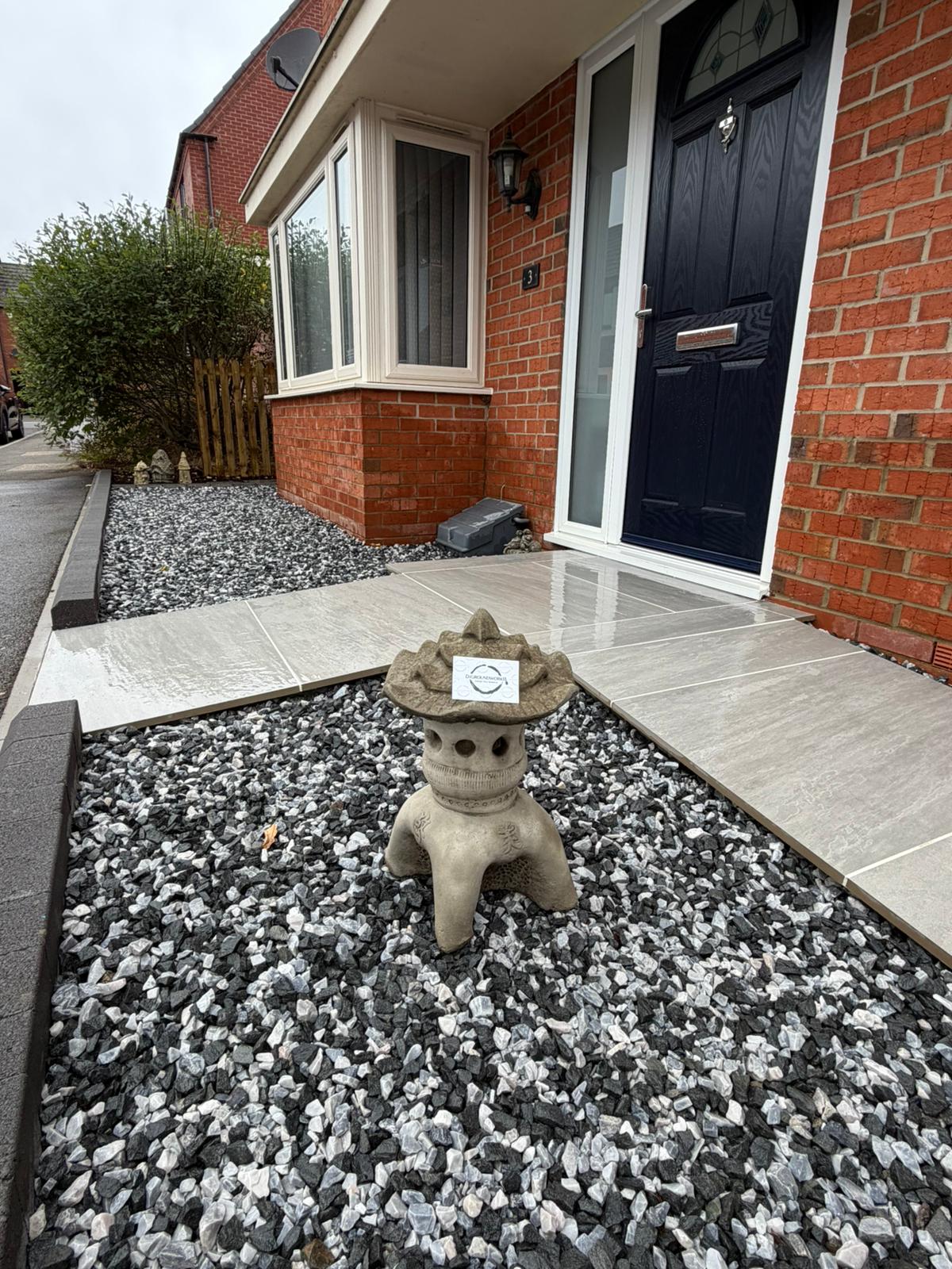 Porcelain front entrance with decorative gravel