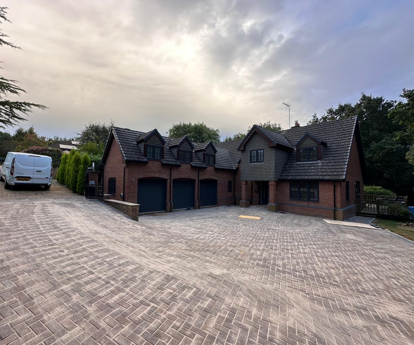Block paved driveway and finished frontage built by DIGroundworks in Northampton